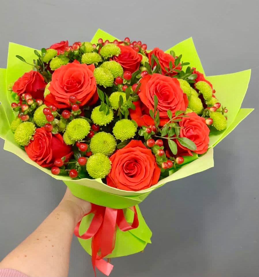 Букет цветов из: Хризантемы и Розы в Русской Гвоздевке