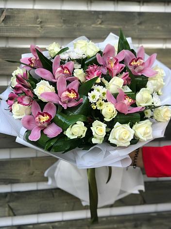 Букет цветов из: Розы и Хризантемы в Русской Гвоздевке