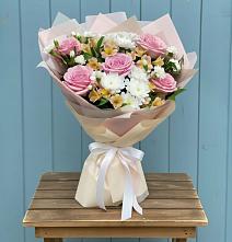 Букет цветов из:  Гвоздики, Орхидеи и Розы в Русской Гвоздевке