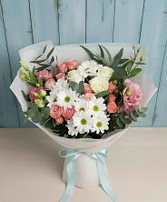 Букет цветов из:  Розы, Лизиантусы и Хризантемы в Русской Гвоздевке