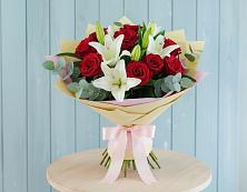 Букет цветов из:  Лилии и Розы в Русской Гвоздевке
