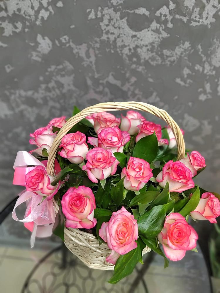 Цветочная композиция из Розы в корзине в Русской Гвоздевке