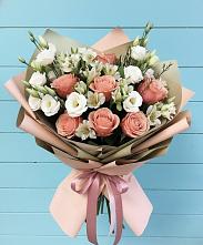 Букет цветов из:  Розы, Альстромерии и Лизиантусы в Русской Гвоздевке