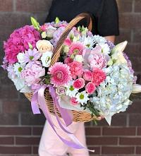 Цветочная композиция из Розы, Хризантемы, Пионы и Лизиантусы в корзине в Русской Гвоздевке