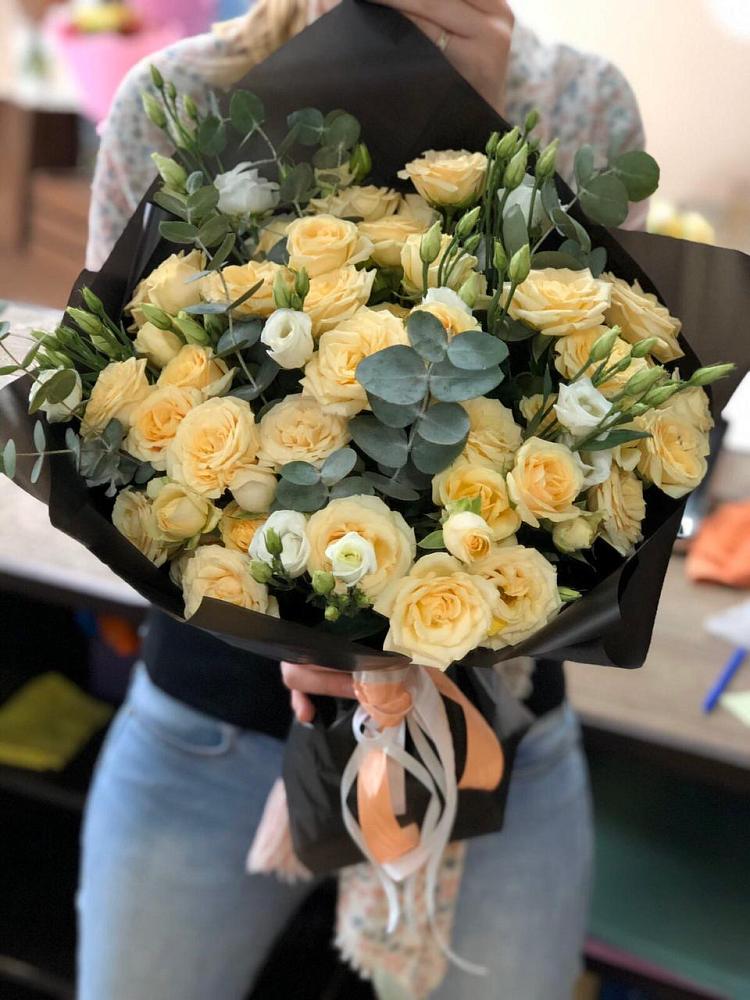 Букет цветов из: Розы и Лизиантусы в Русской Гвоздевке