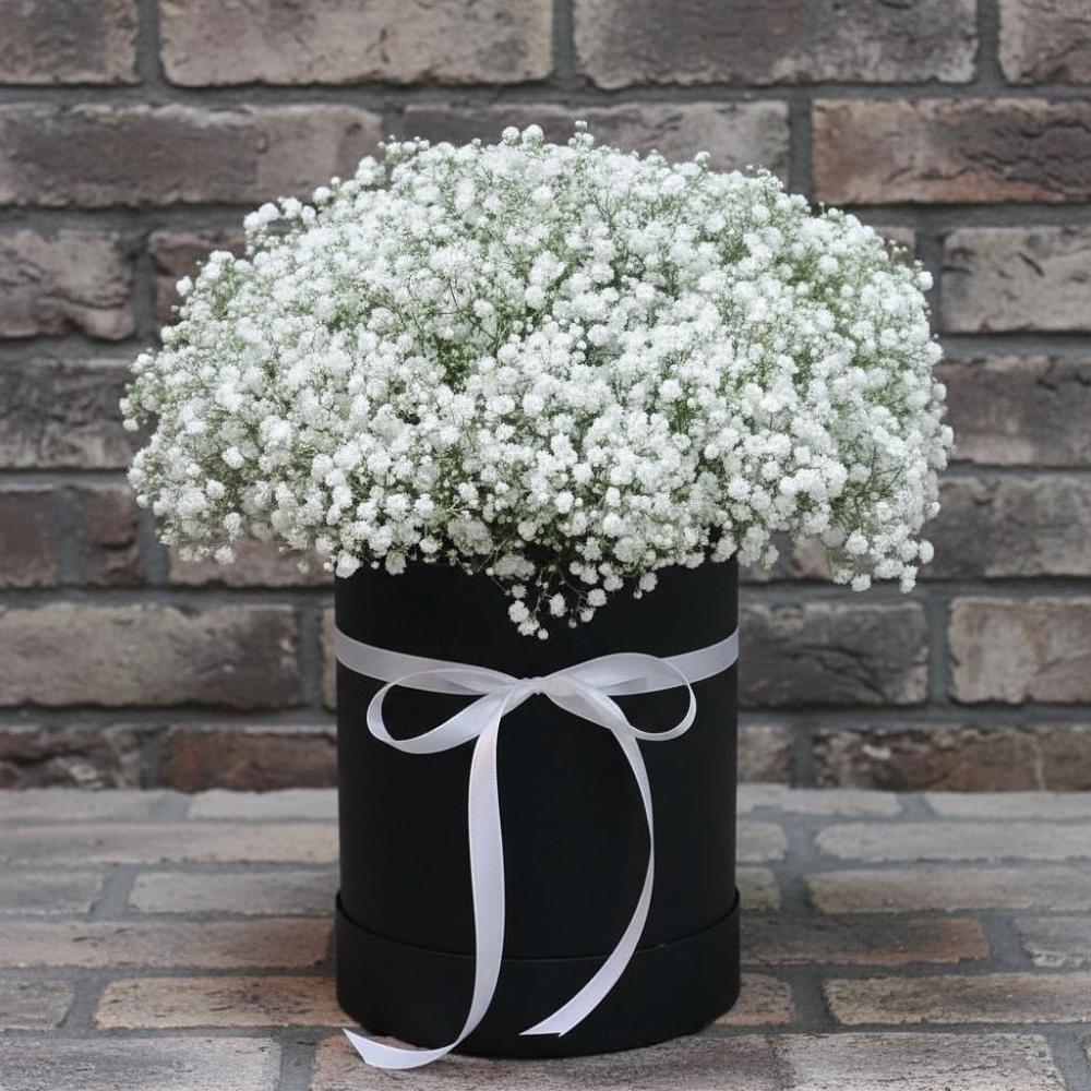 Цветочная композиция из Гипсофила в шляпной коробке в Русской Гвоздевке