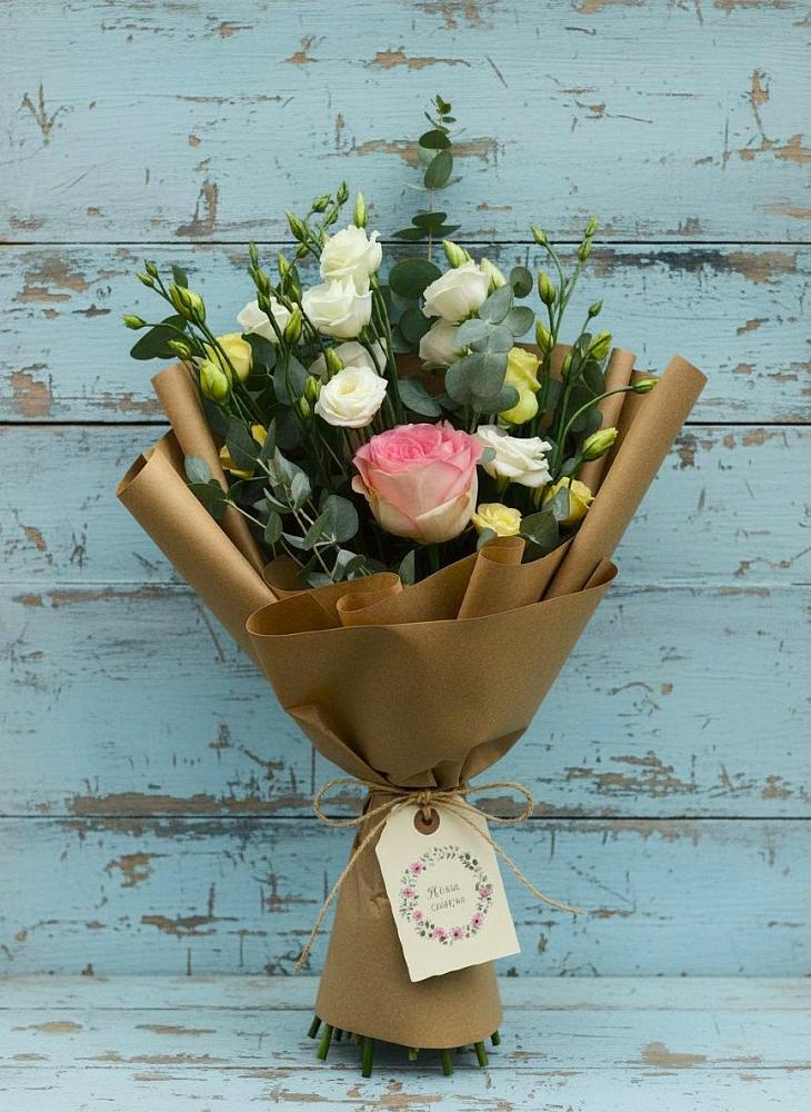 Букет цветов из: Розы и Лизиантусы в Русской Гвоздевке