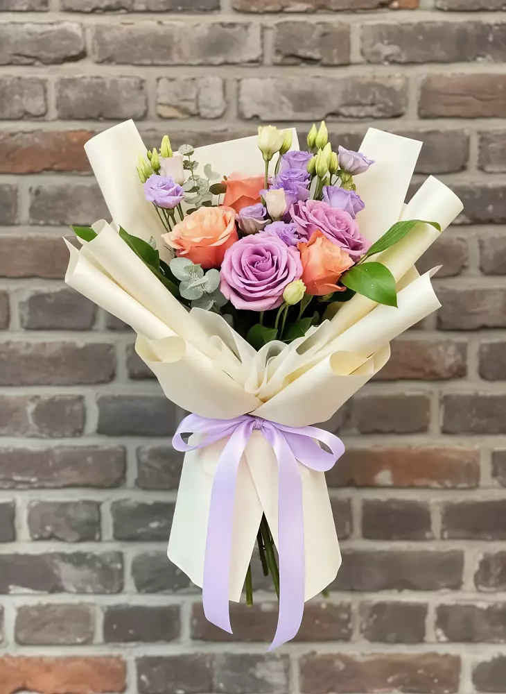 Букет цветов из: Лизиантусы и Розы в Русской Гвоздевке