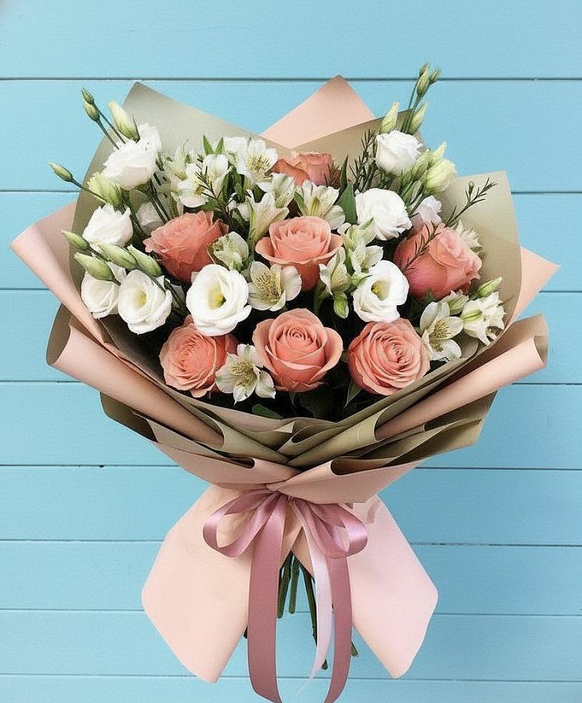 Букет цветов из: Розы, Альстромерии и Лизиантусы в Русской Гвоздевке