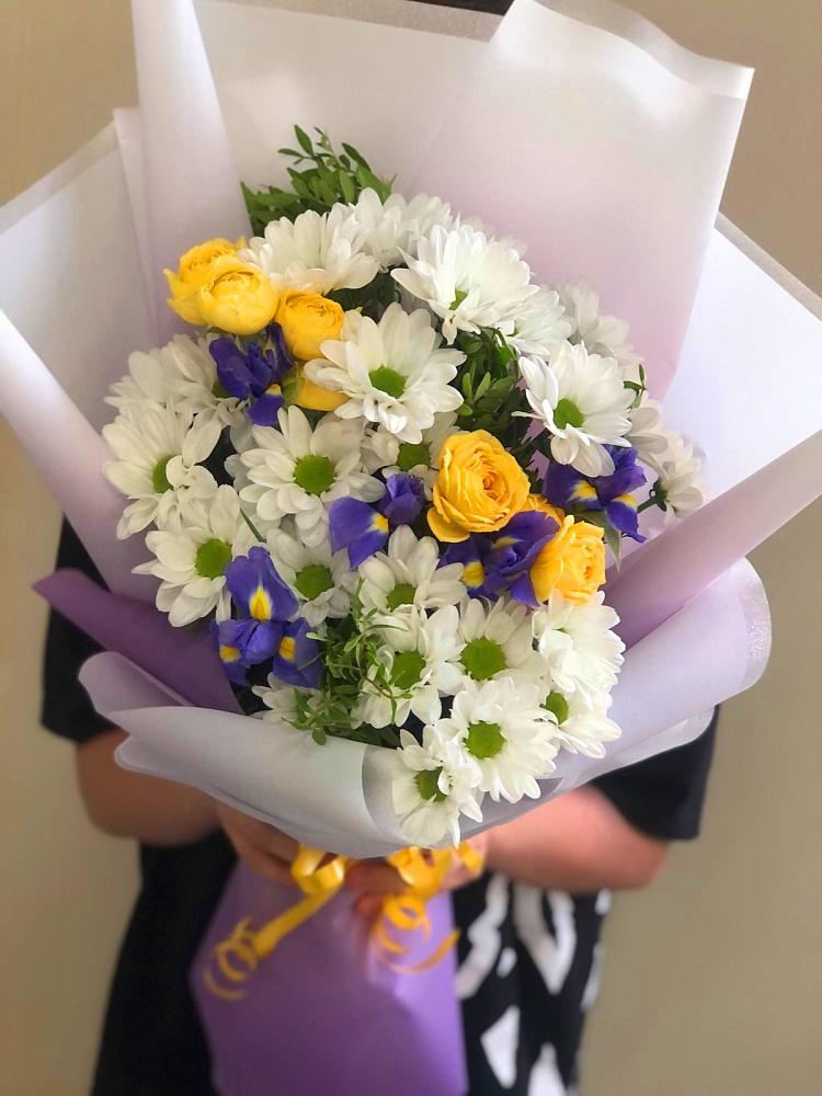 Букет цветов из: Ирисы, Хризантемы и Розы в Русской Гвоздевке