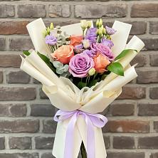 Букет цветов из:  Лизиантусы и Розы в Русской Гвоздевке