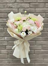 Букет цветов из:  Гвоздики, Розы, Лизиантусы и Хризантемы #REPLACE_PRED# Русской Гвоздевке