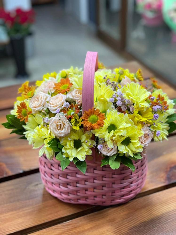 Цветочная композиция из Хризантемы и Розы в корзине в Русской Гвоздевке