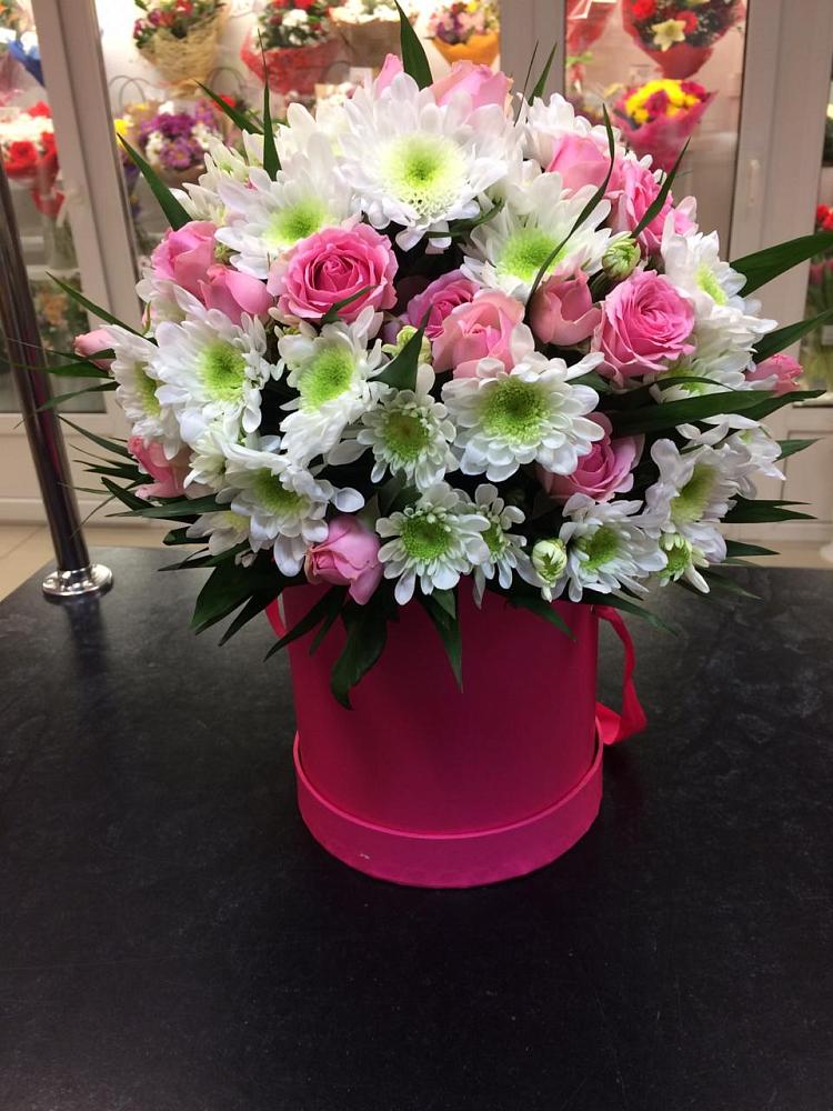 Цветочная композиция из Розы и Хризантемы в шляпной коробке в Русской Гвоздевке