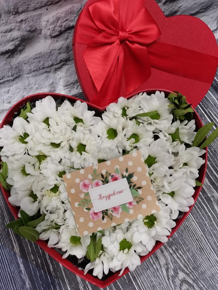 Цветочная композиция из Хризантемы в виде сердца в Русской Гвоздевке