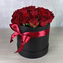 Цветочная композиция из Розы в шляпной коробке в Русской Гвоздевке