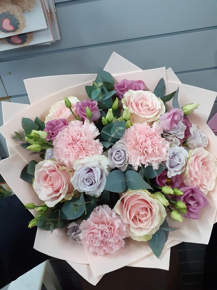 Букет цветов из: Розы, Гвоздики и Лизиантусы в Русской Гвоздевке