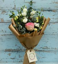 Букет цветов из:  Розы и Лизиантусы в Русской Гвоздевке