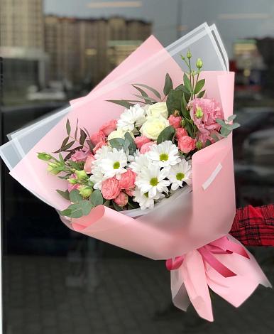 Букет цветов из: Розы, Лизиантусы и Хризантемы в Русской Гвоздевке
