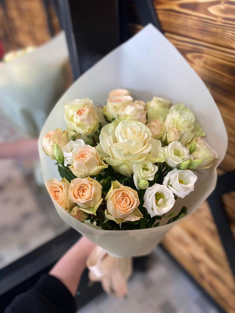 Букет цветов из: Розы и Лизиантусы в Русской Гвоздевке