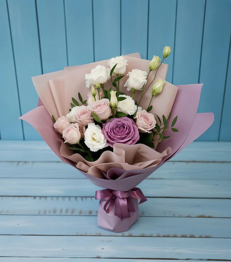 Букет цветов из: Розы и Лизиантусы в Русской Гвоздевке